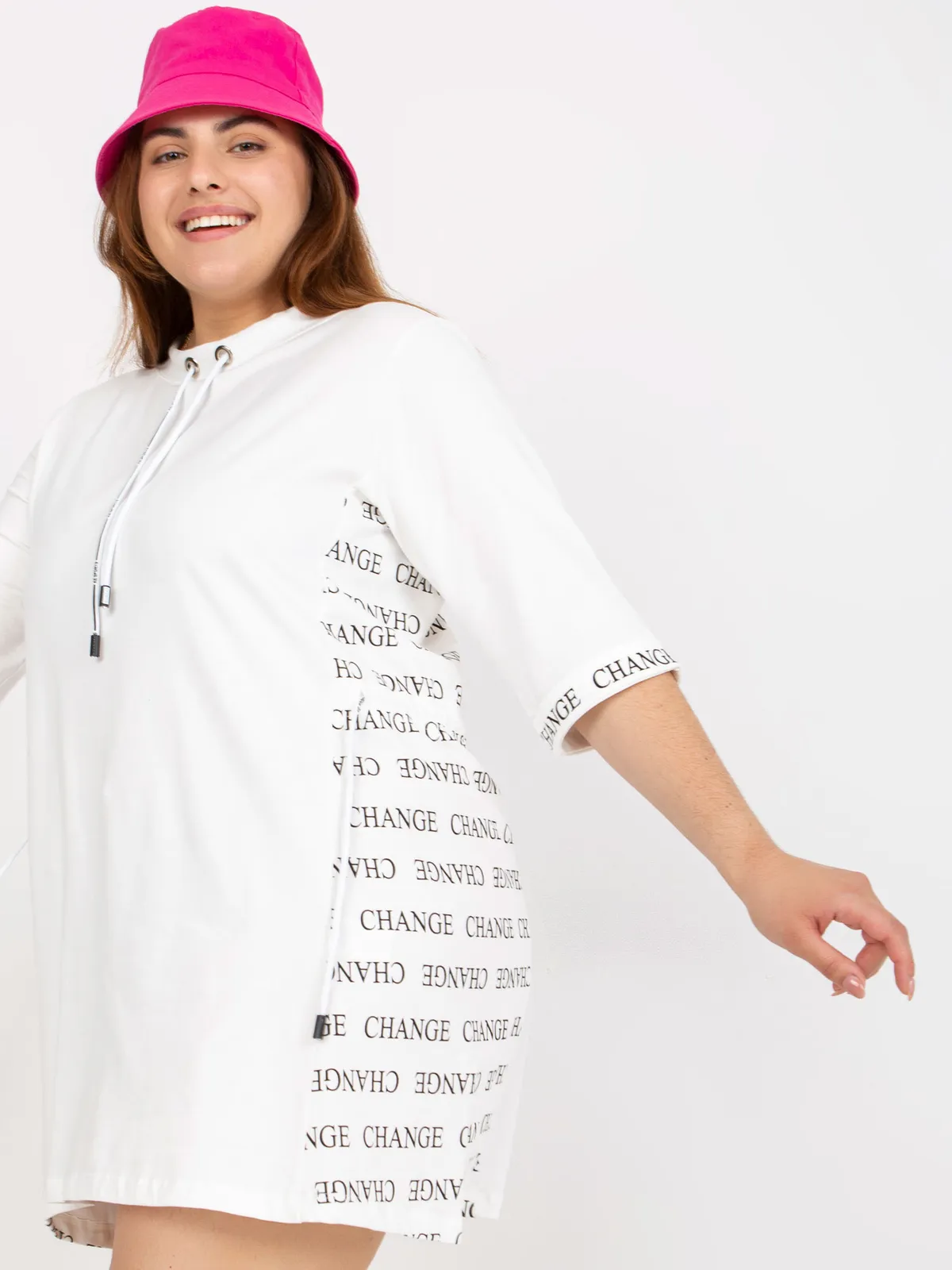 Sportowa sukienka oversize z kapturem i nadrukami - zdjęcie 1