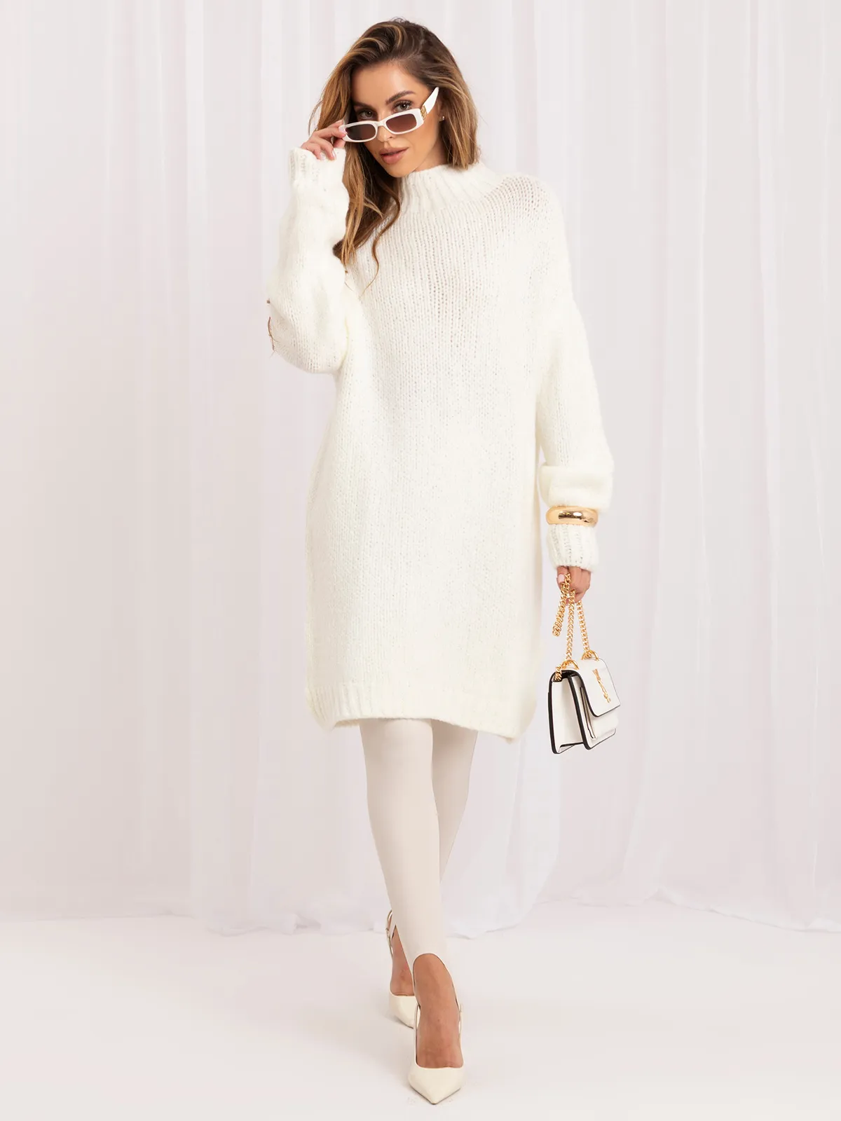 Ecru mini sukienka oversize z dzianiny Violetta RUE PARIS - zdjęcie 4
