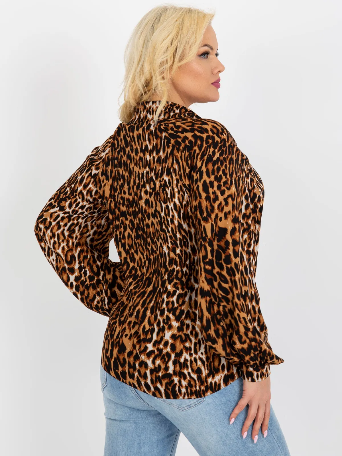 Jasnobrązowo-czarna koszulowa bluzka plus size w panterkę - zdjęcie 4