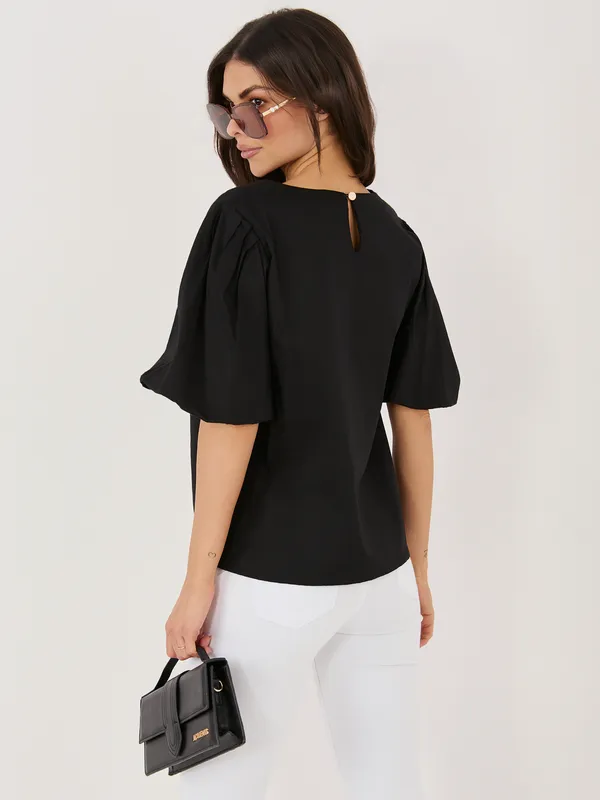 Elegancka bluzka z bufiastymi rękawami i zapięciem