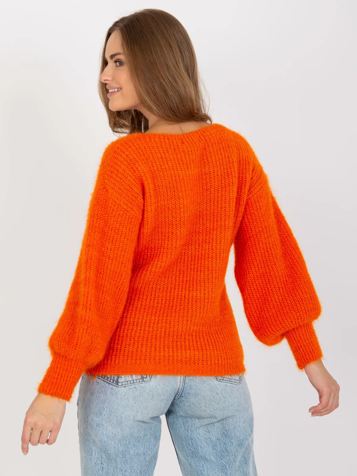 Czarny fluffy sweter klasyczny z wełną OCH BELLA - zdjęcie 5