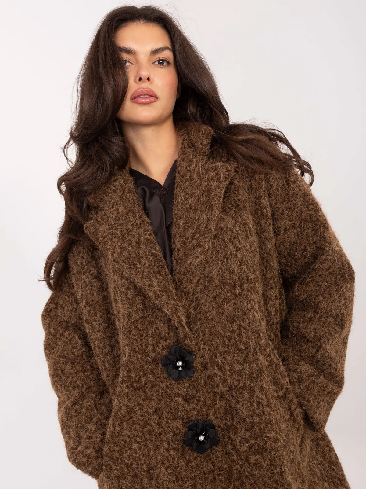 Krótki płaszcz oversize z ozdobnymi kwiatowymi guzikami - zdjęcie 1