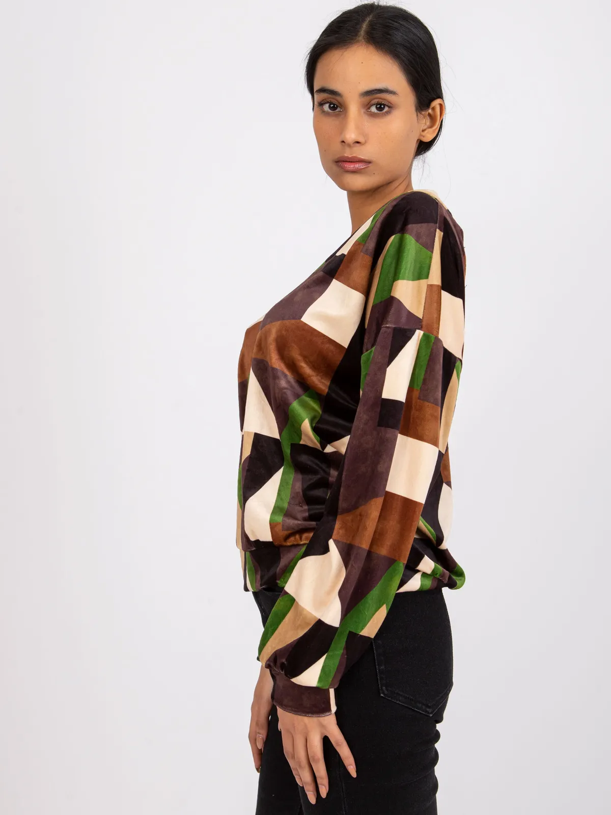 Wizytowa bluzka z geometrycznym wzorem i łańcuszkiem - zdjęcie 1