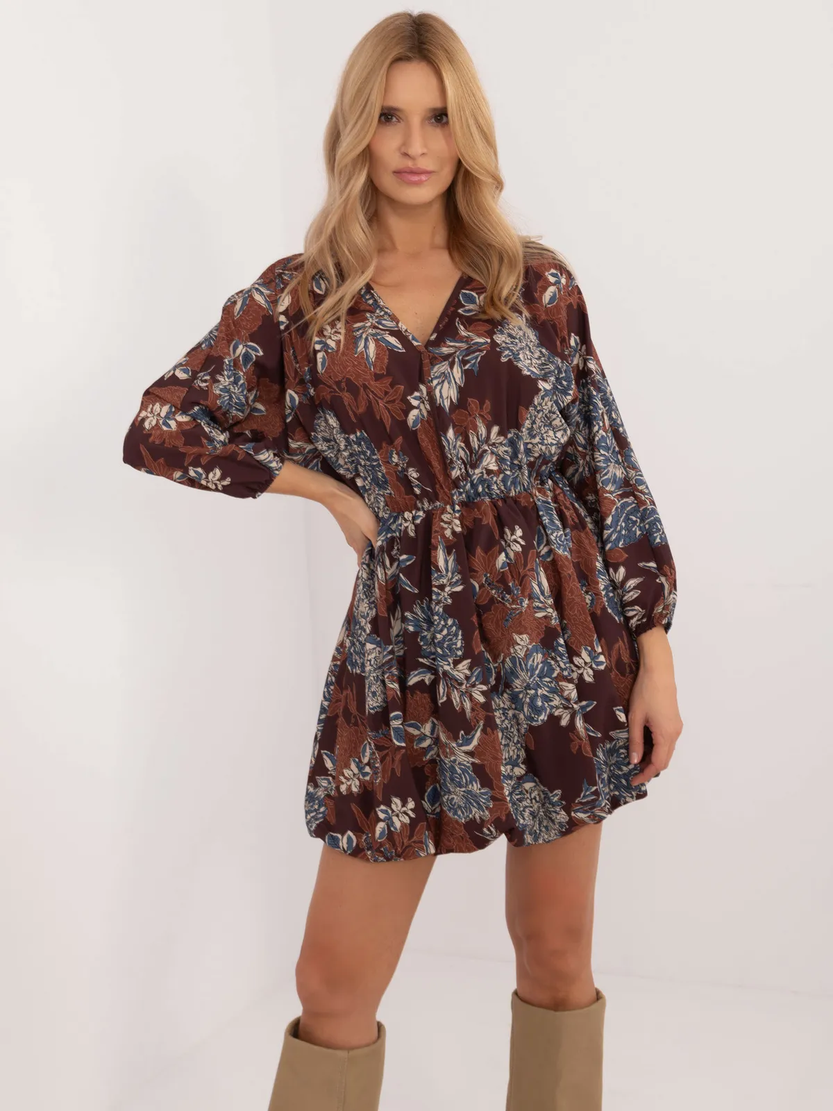 Krótka sukienka mini o kroju oversize z bufiastymi rękawami - zdjęcie 1