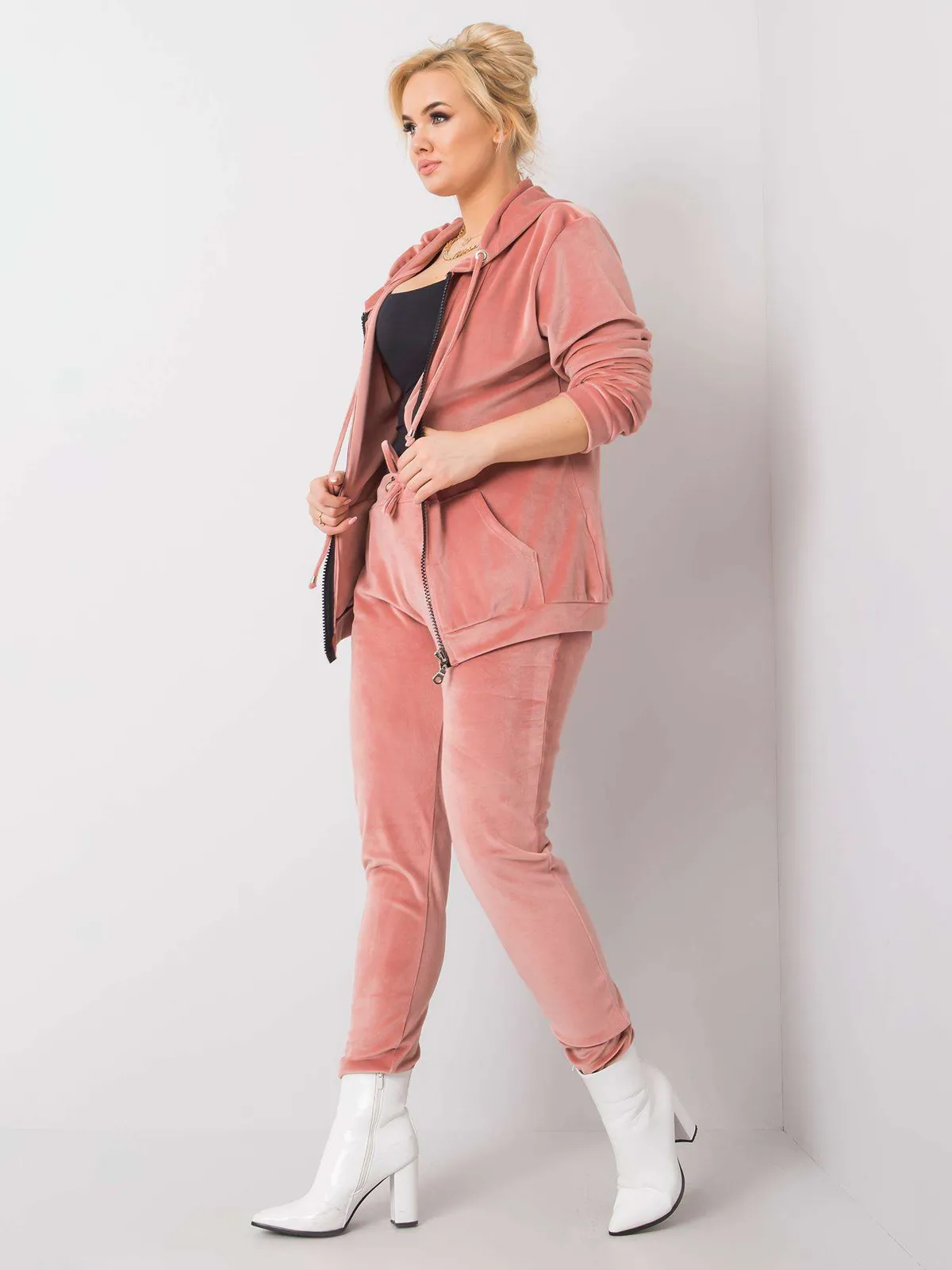 Czarny komplet welurowy plus size - zdjęcie 2
