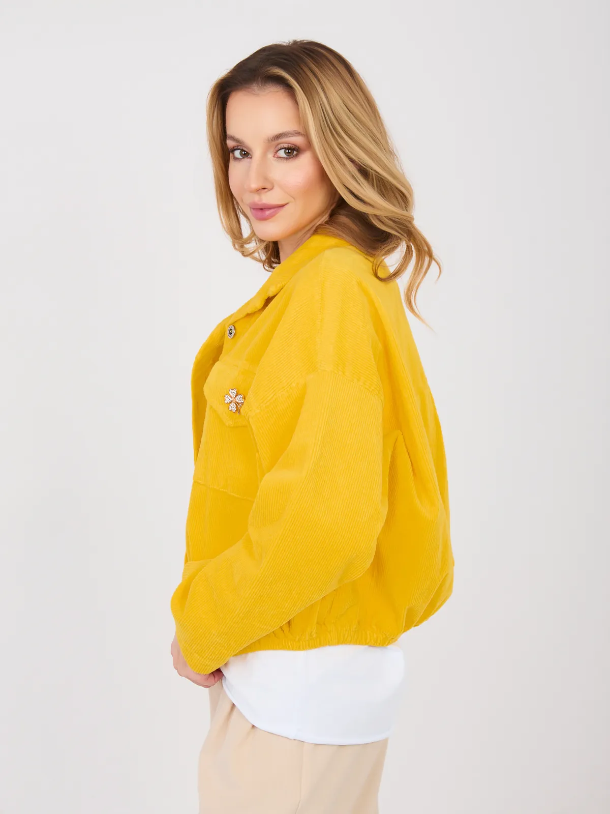 Krótka kurtka typu shacket z ozdobnymi broszkami - zdjęcie 1