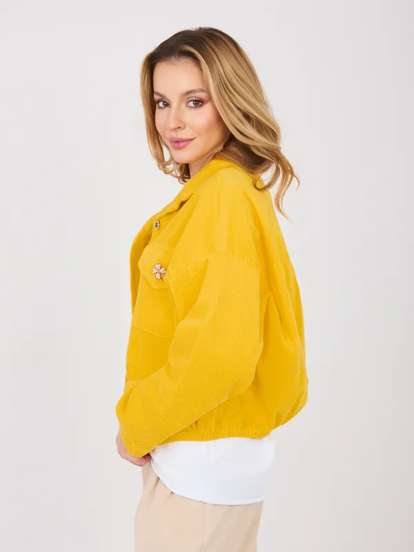 Krótka kurtka typu shacket z ozdobnymi broszkami