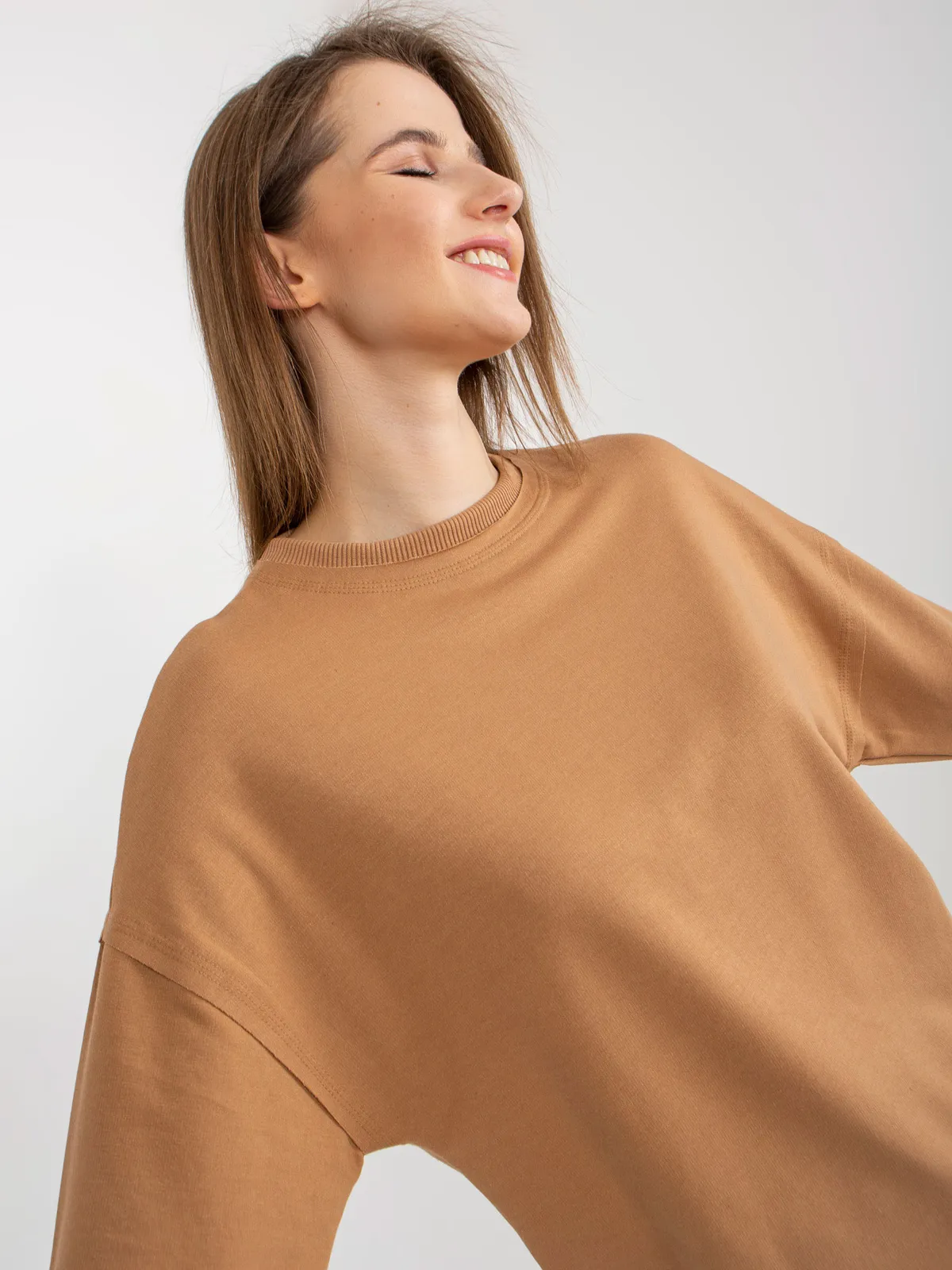 Camelowa bluza basic bez kaptura z okrągłym dekoltem - zdjęcie 3
