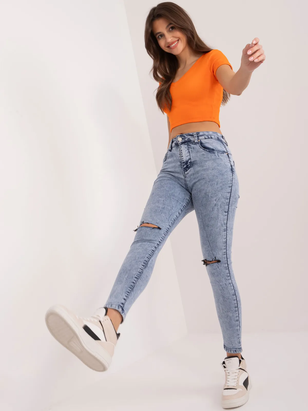 Niebieskie spodnie jeasowe high waist - zdjęcie 6