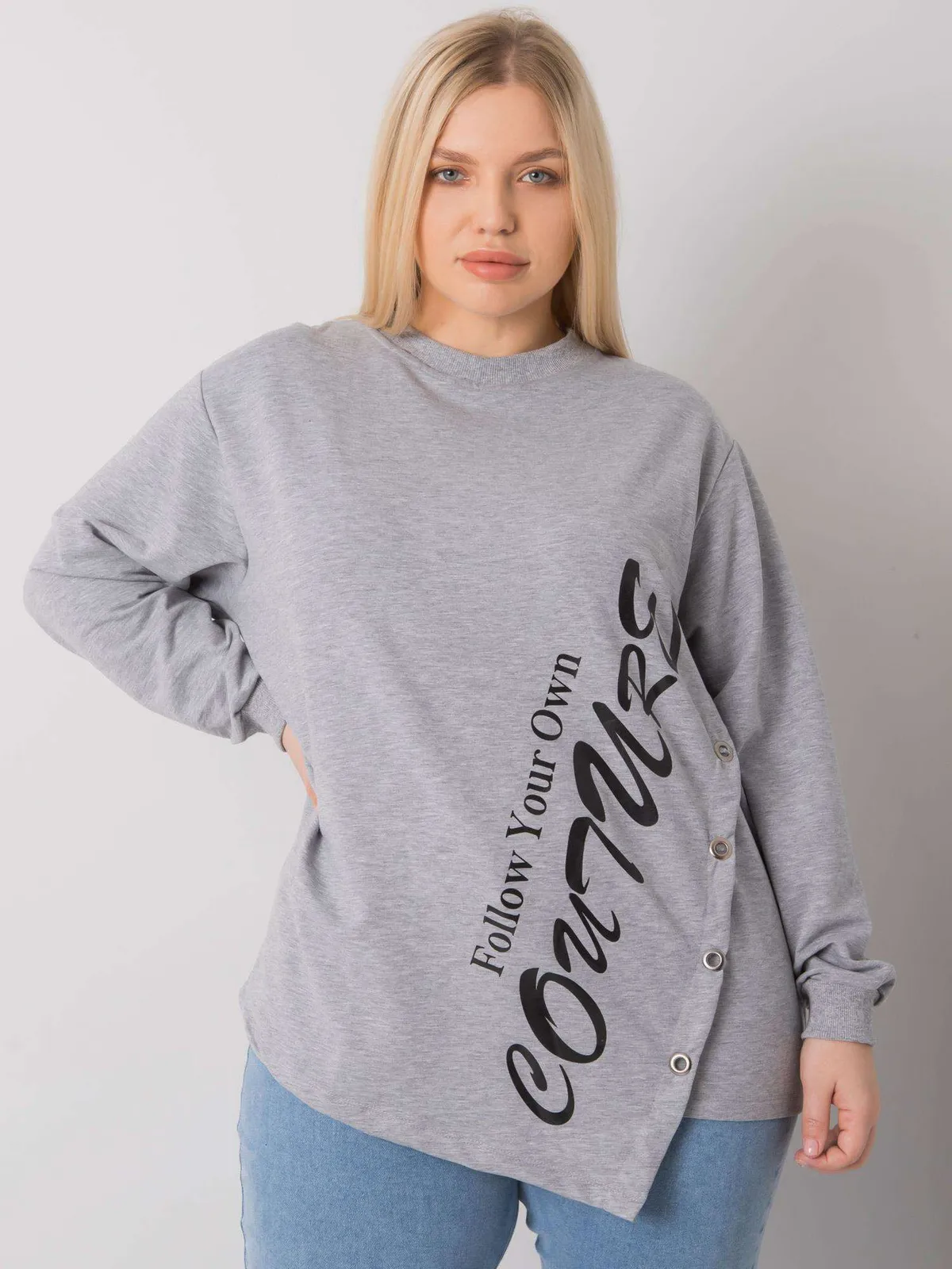 Szara melanżowa bluzka plus size z napisem - zdjęcie 3