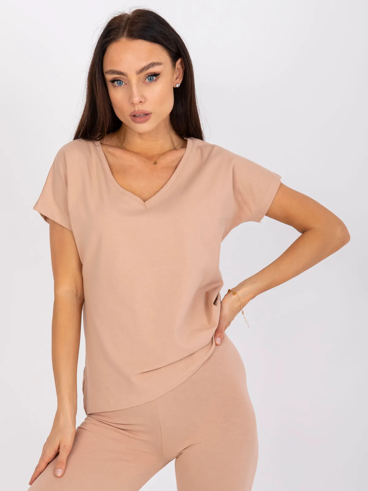 Casualowy T-shirt z dekoltem w serek - zdjęcie 1