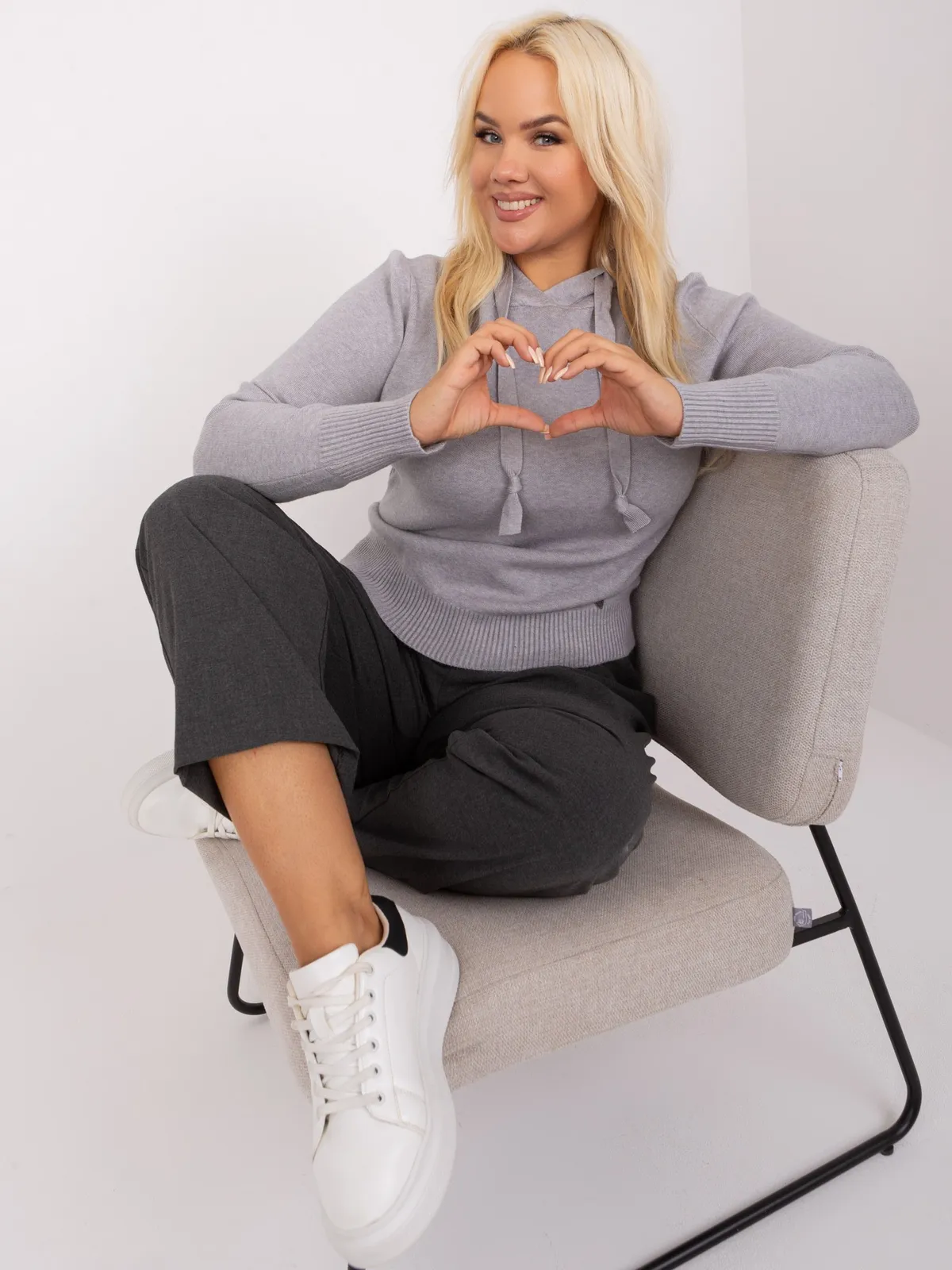 Szary sweter plus size z troczkami - zdjęcie 4