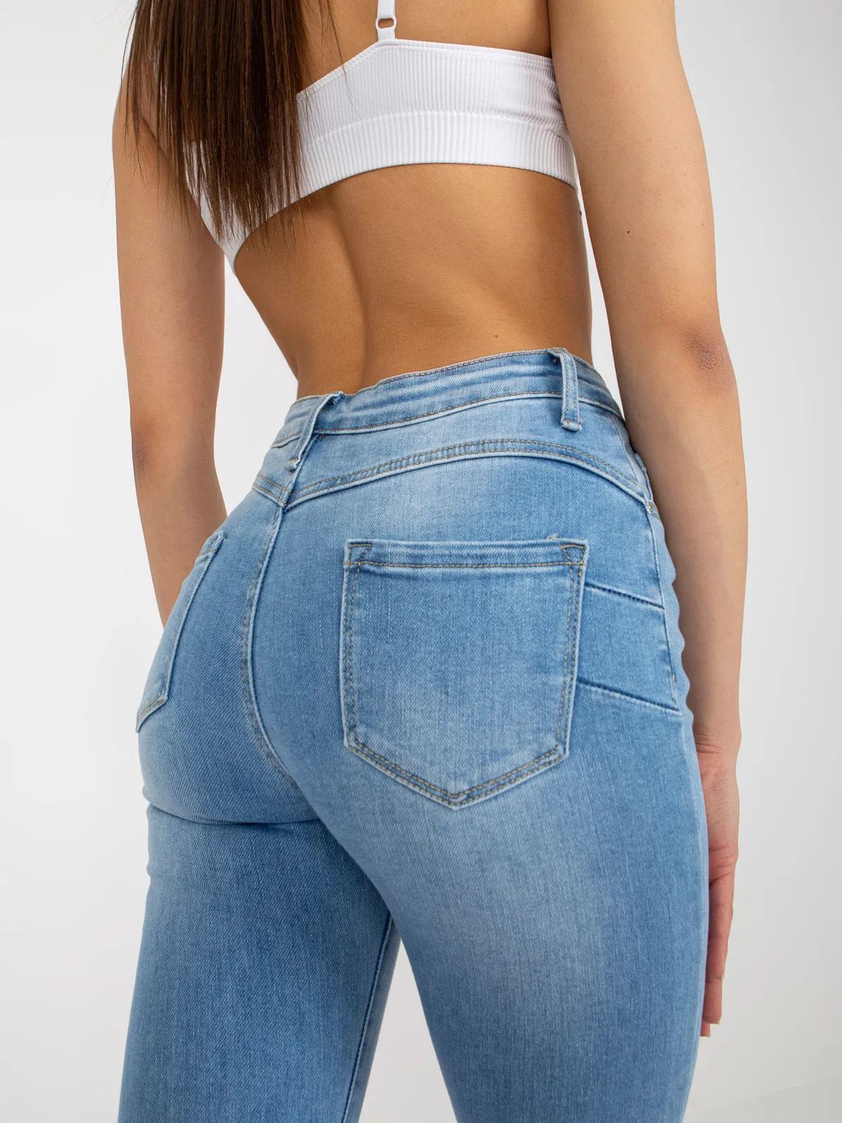 Niebieskie jeansowe rurki damskie - zdjęcie 3