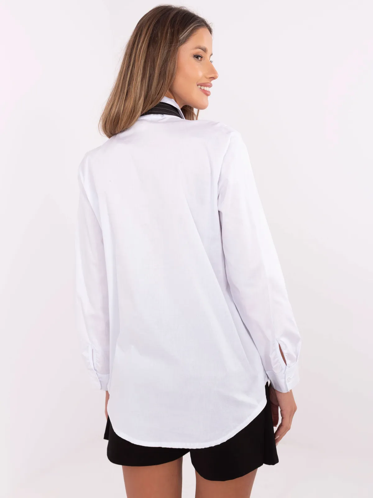 Koszula oversize z naszywkami i krawatem - zdjęcie 1