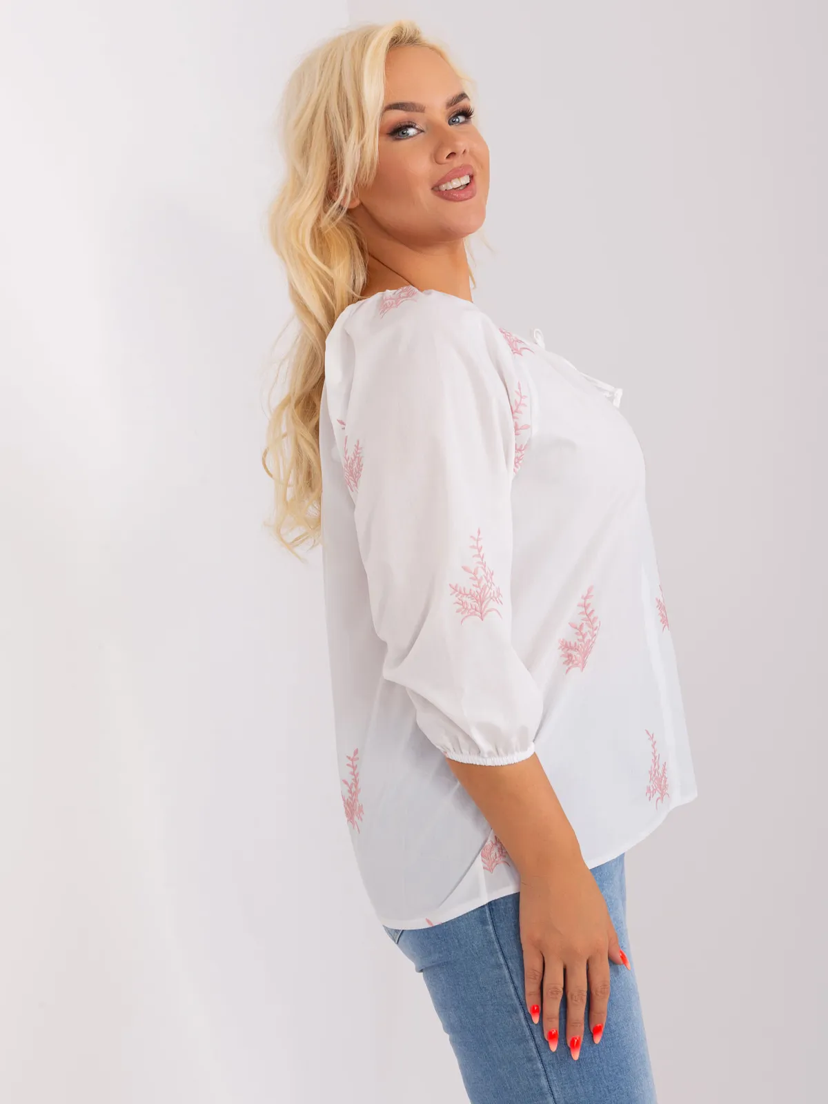 Biało-bródnoróżowa bluzka plus size we wzory - zdjęcie 1