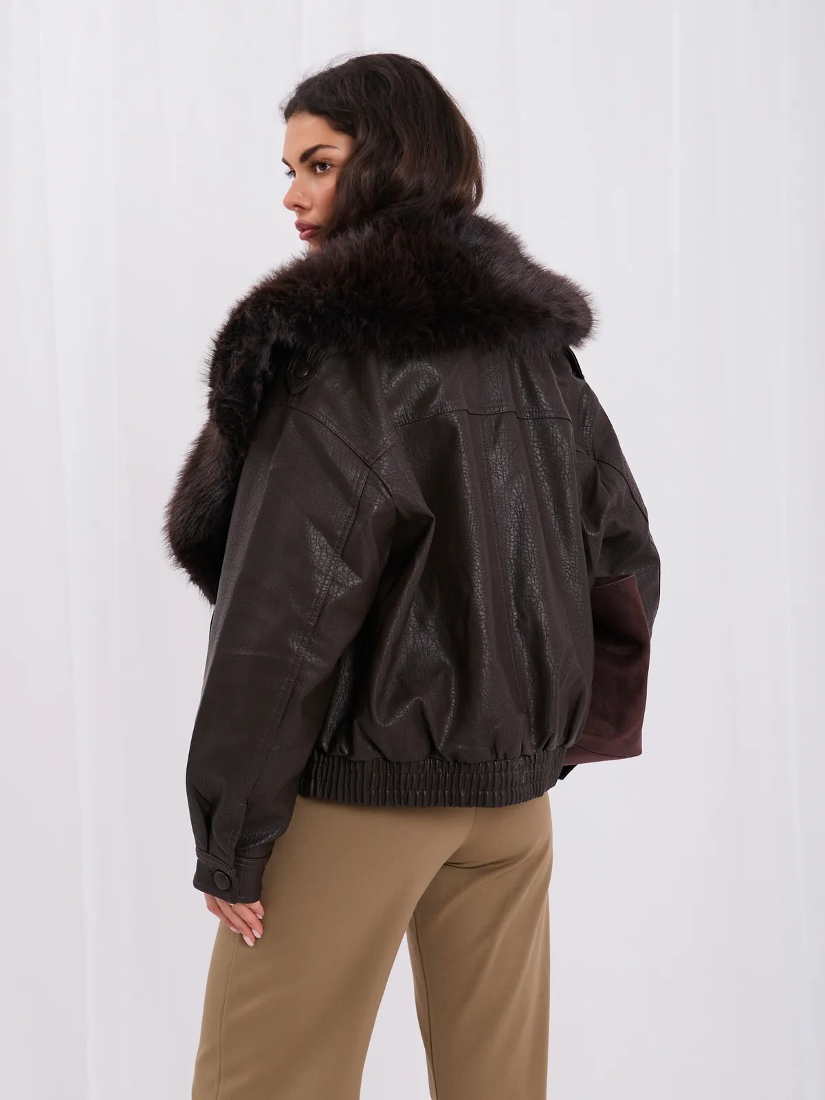 Oversize'owa kurtka typu bomber z futrzanym kołnierzem - zdjęcie 4