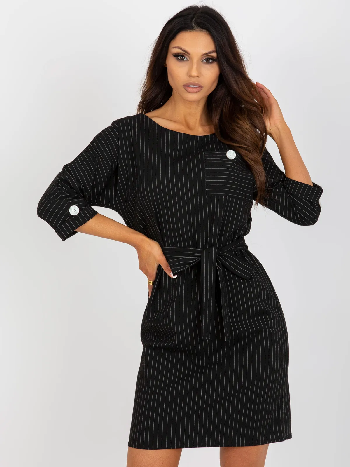 Szara ołówkowa sukienka plus size w paski z rękawem 3/4 - zdjęcie 5