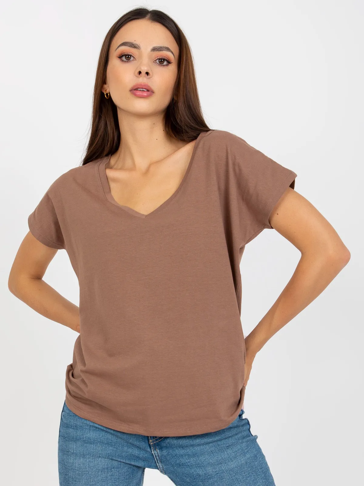 Brązowy t-shirt basic z dekoltem w serek - zdjęcie 4