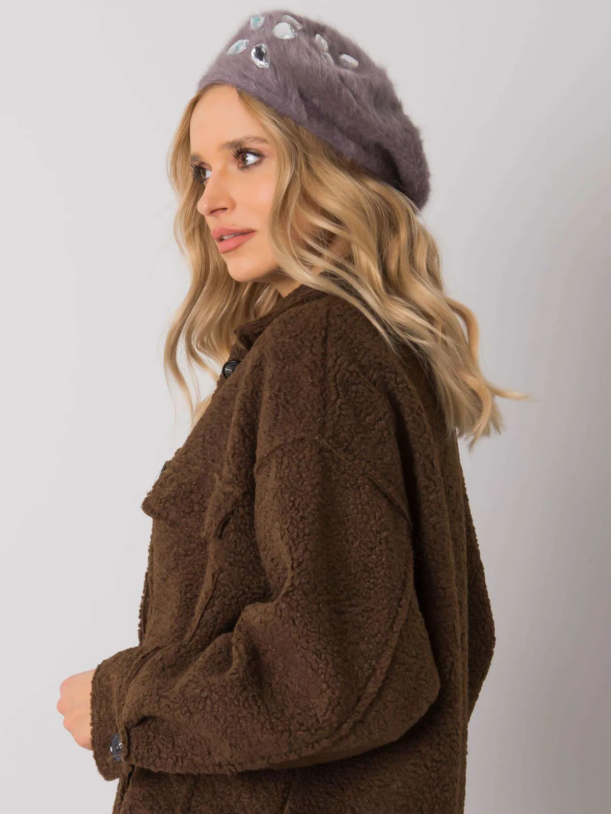 Ciepły beret z dekoracyjnymi kamieniami w stylu retro - zdjęcie 1