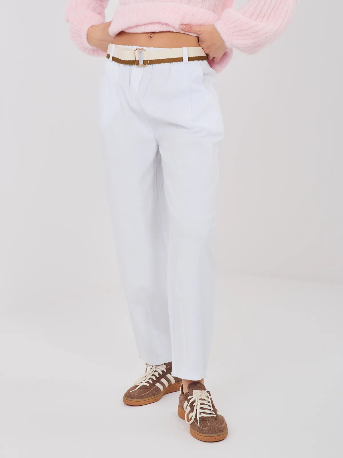 Luźne spodnie typu slouchy z paskiem - zdjęcie 1