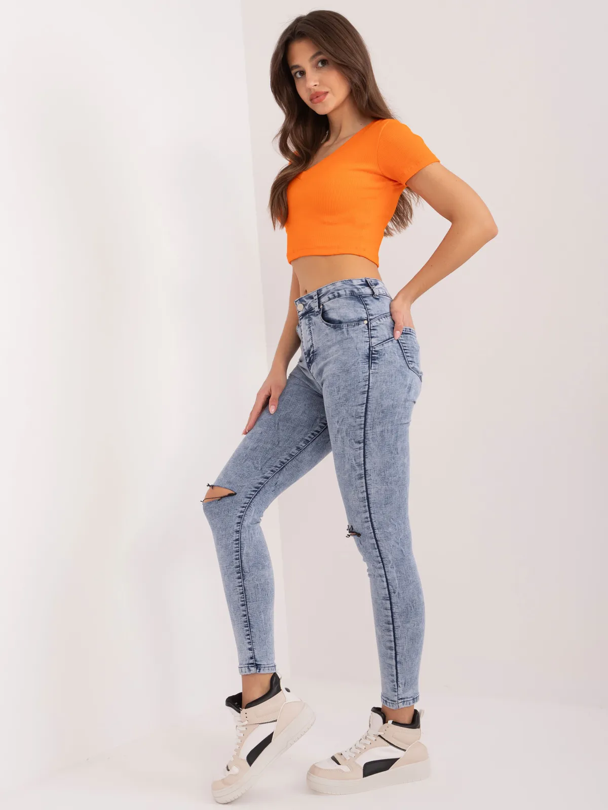 Niebieskie spodnie jeasowe high waist - zdjęcie 3