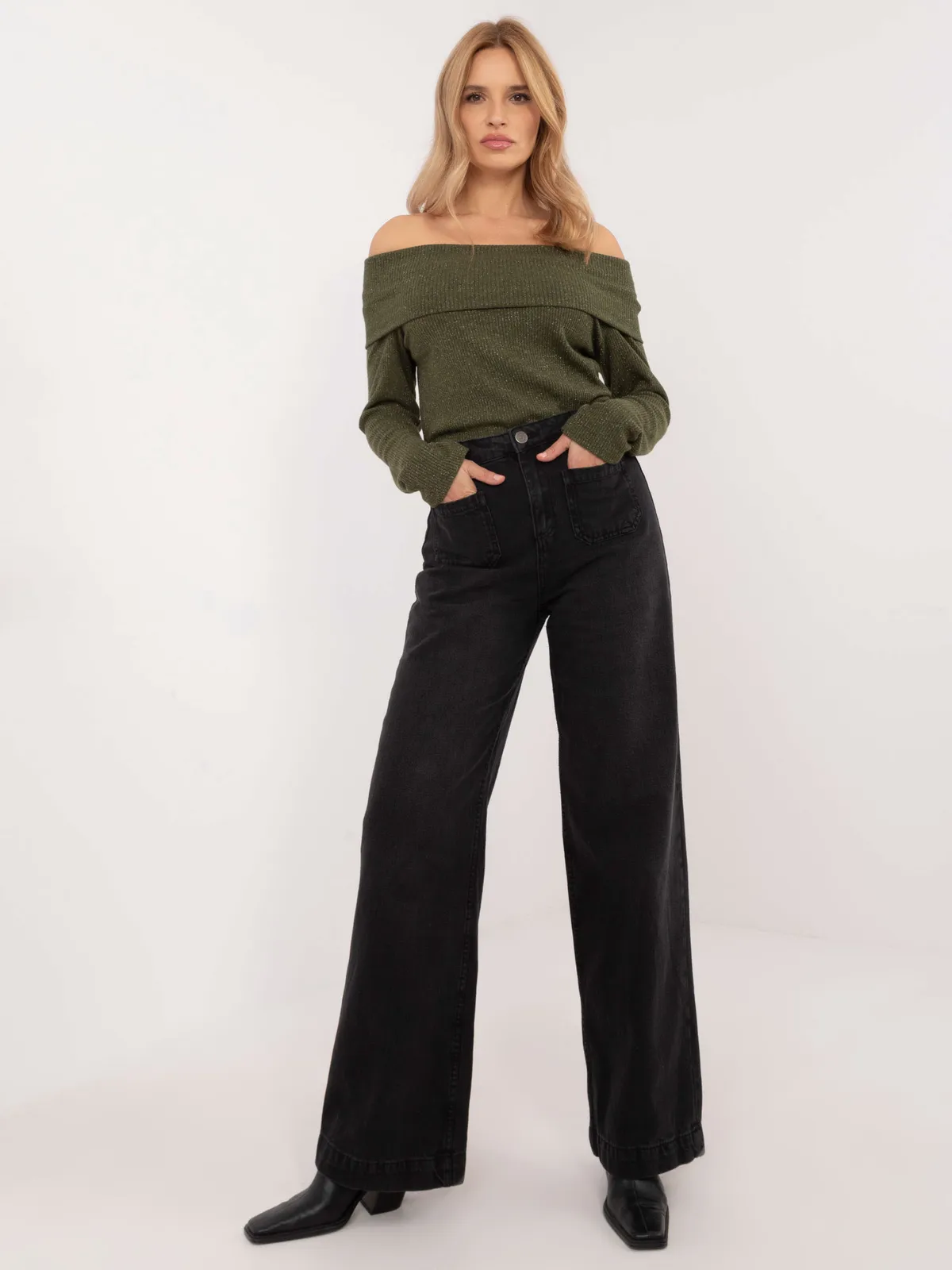 Jeansy o kroju wide leg z kieszeniami - zdjęcie 3
