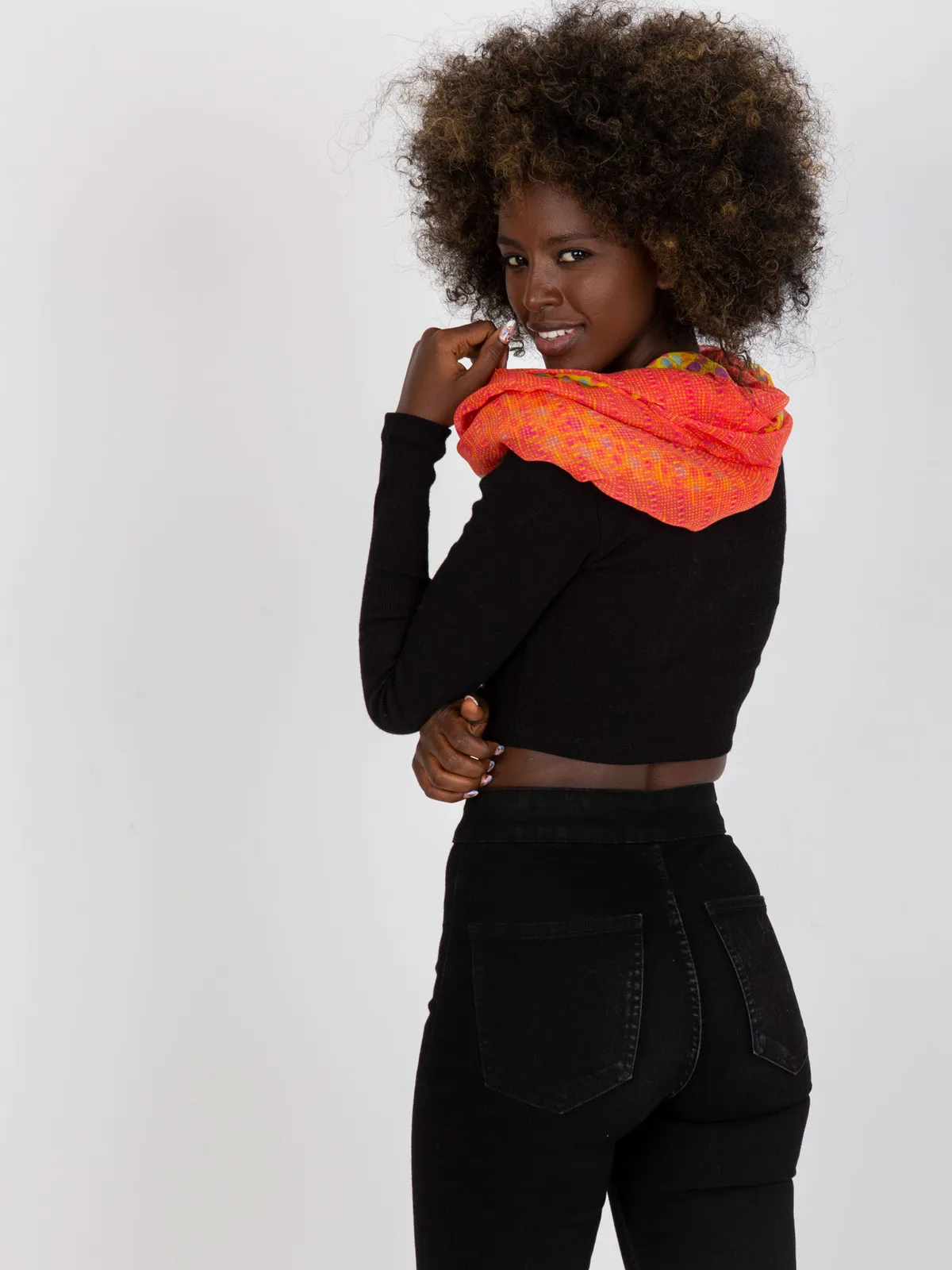 Wzorzysty komin w stylu boho dopełniający stylizację - zdjęcie 1