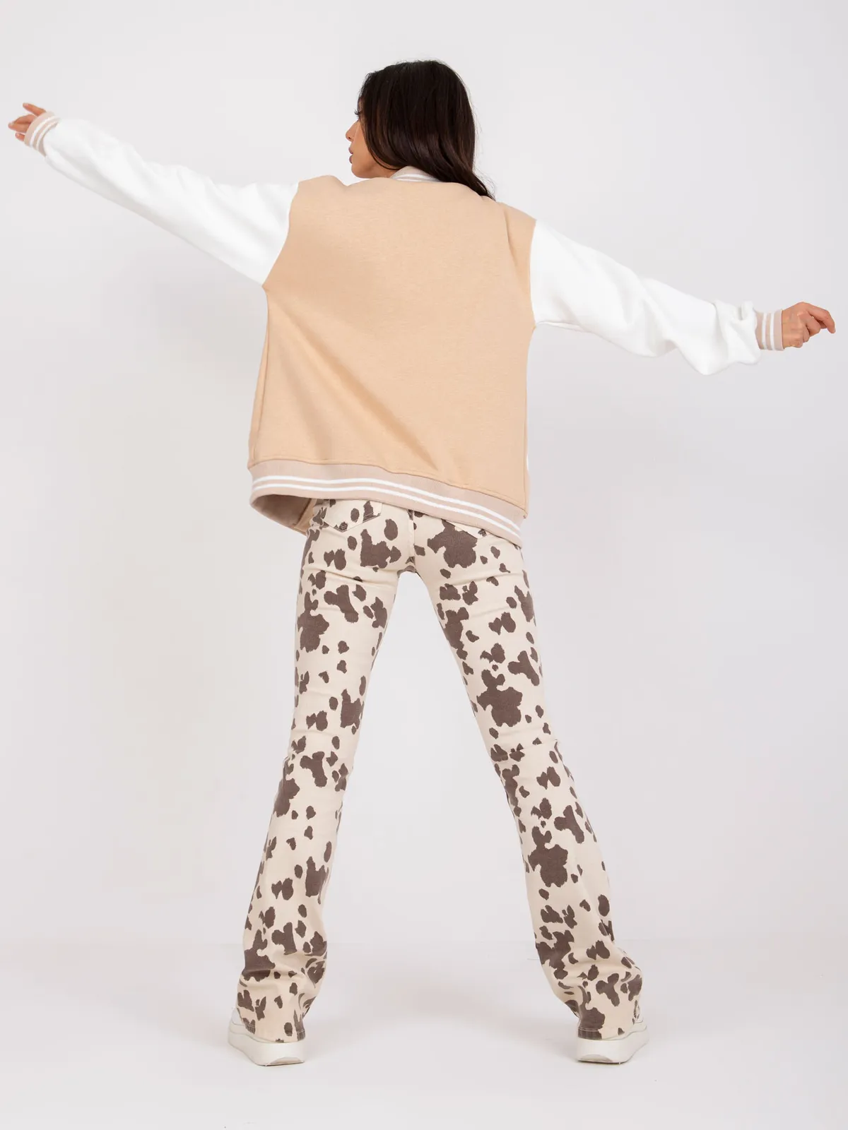 Krótka bluza baseballowa z naszywką w stylu retro - zdjęcie 1