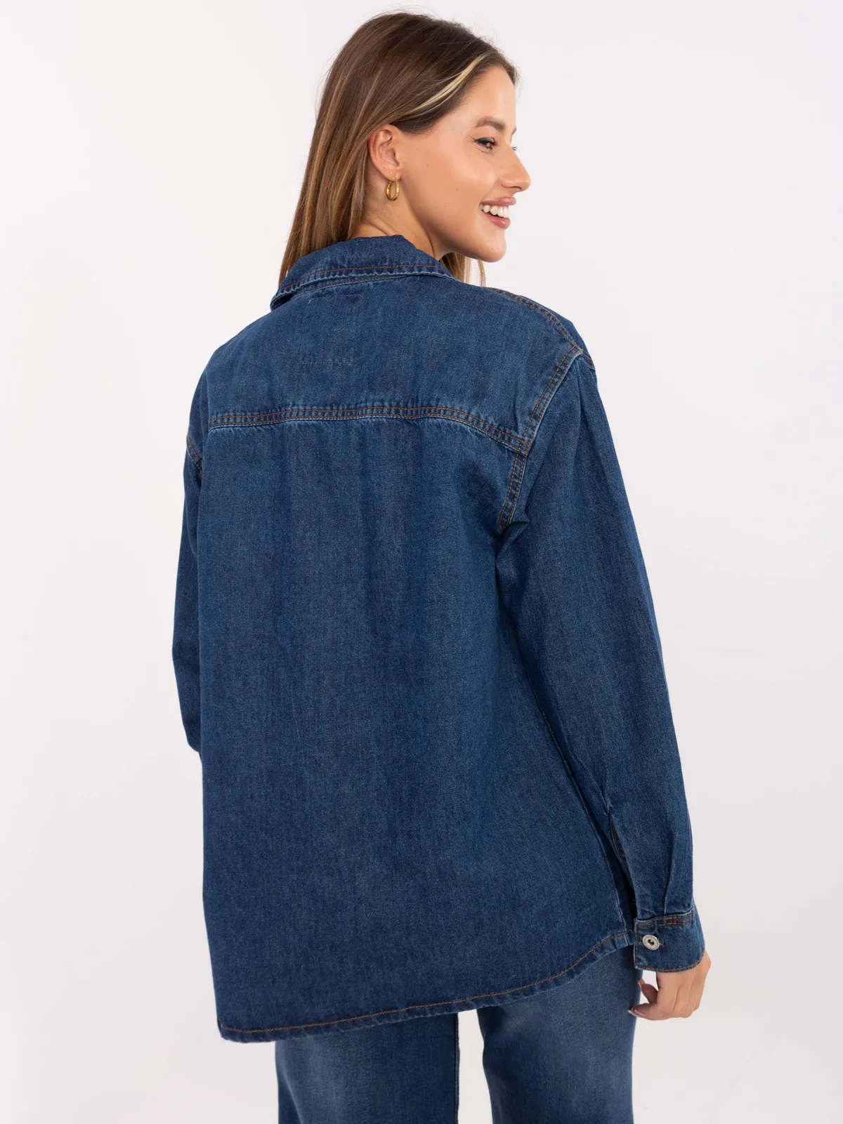 Koszula o kroju oversize z kieszeniami - zdjęcie 5