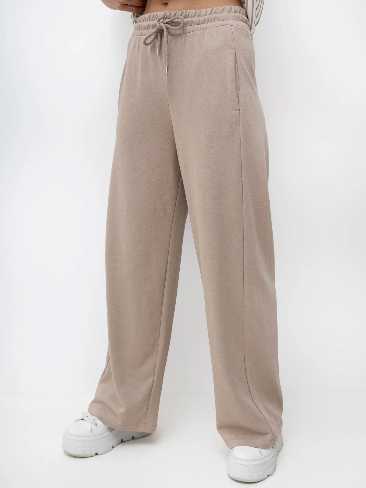 Wygodne spodnie dresowe typu wide leg - zdjęcie 3