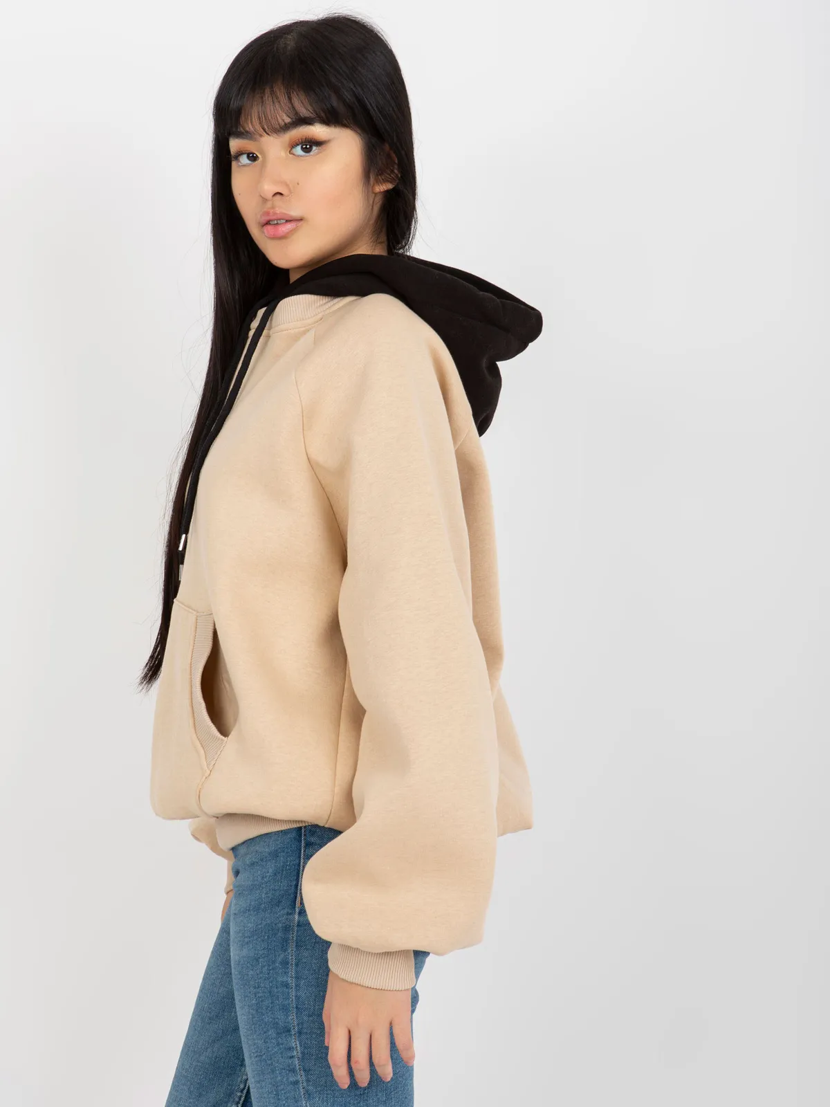 Beżowo-czarna luźna dresowa bluza basic z kapturem - zdjęcie 4