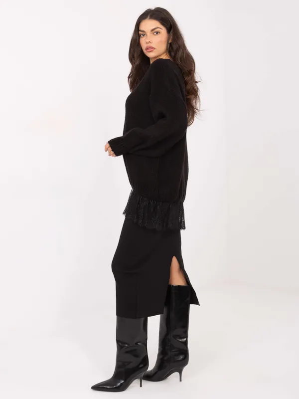 Oversize sweter z wykończeniem z subtelnej koronki