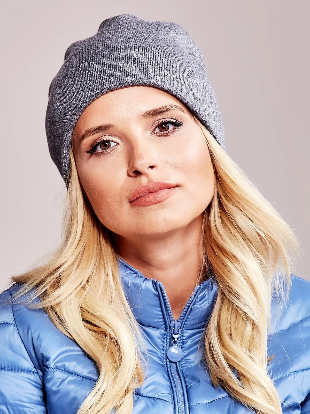 Czapka beanie z błyszczącą nicią ciemnoszara - zdjęcie 2