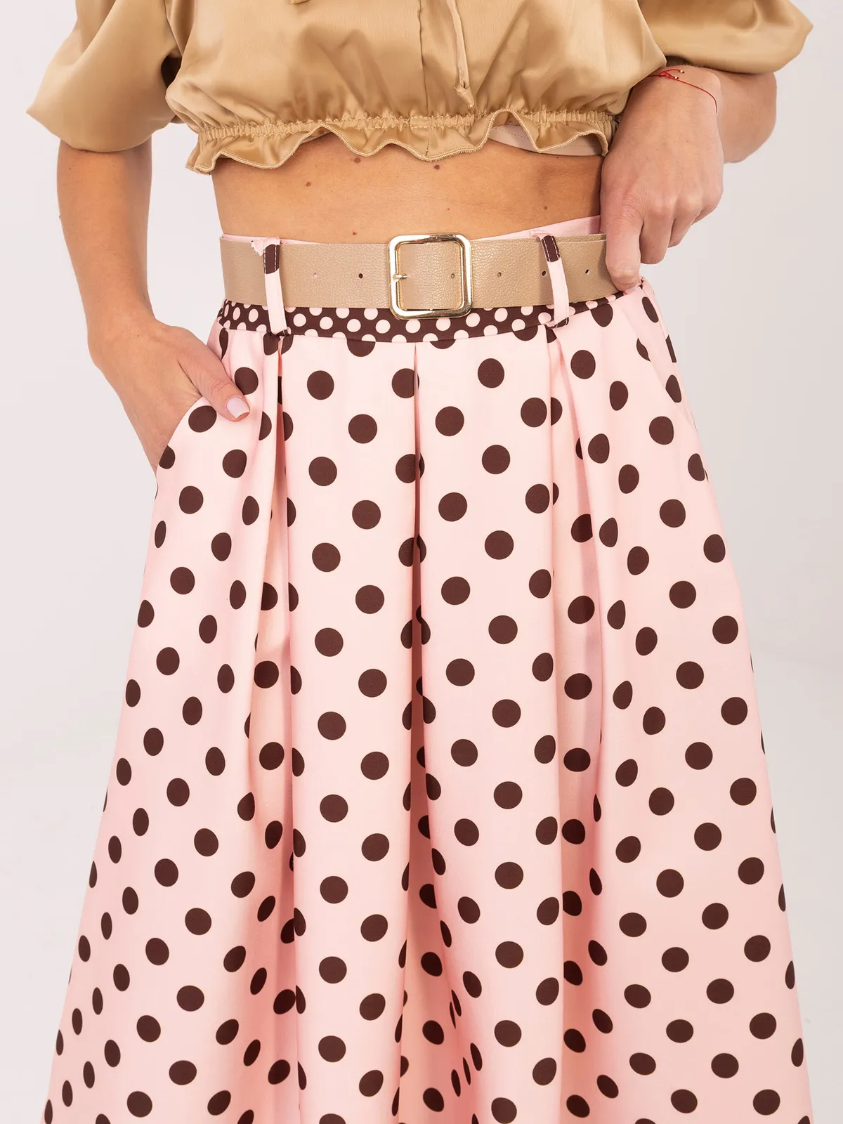 Rozkloszowana spódnica midi w grochy z paskiem - zdjęcie 1
