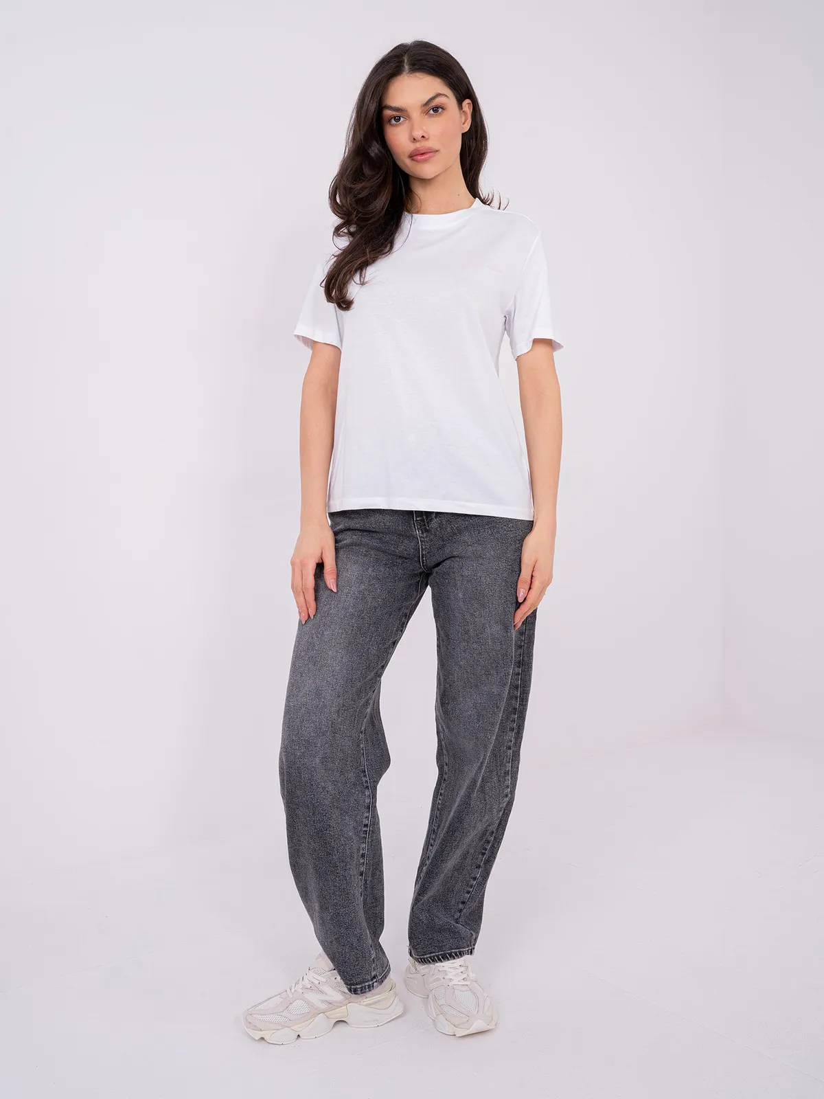 Casualowy t-shirt z subtelnym nadrukiem na plecach - zdjęcie 1