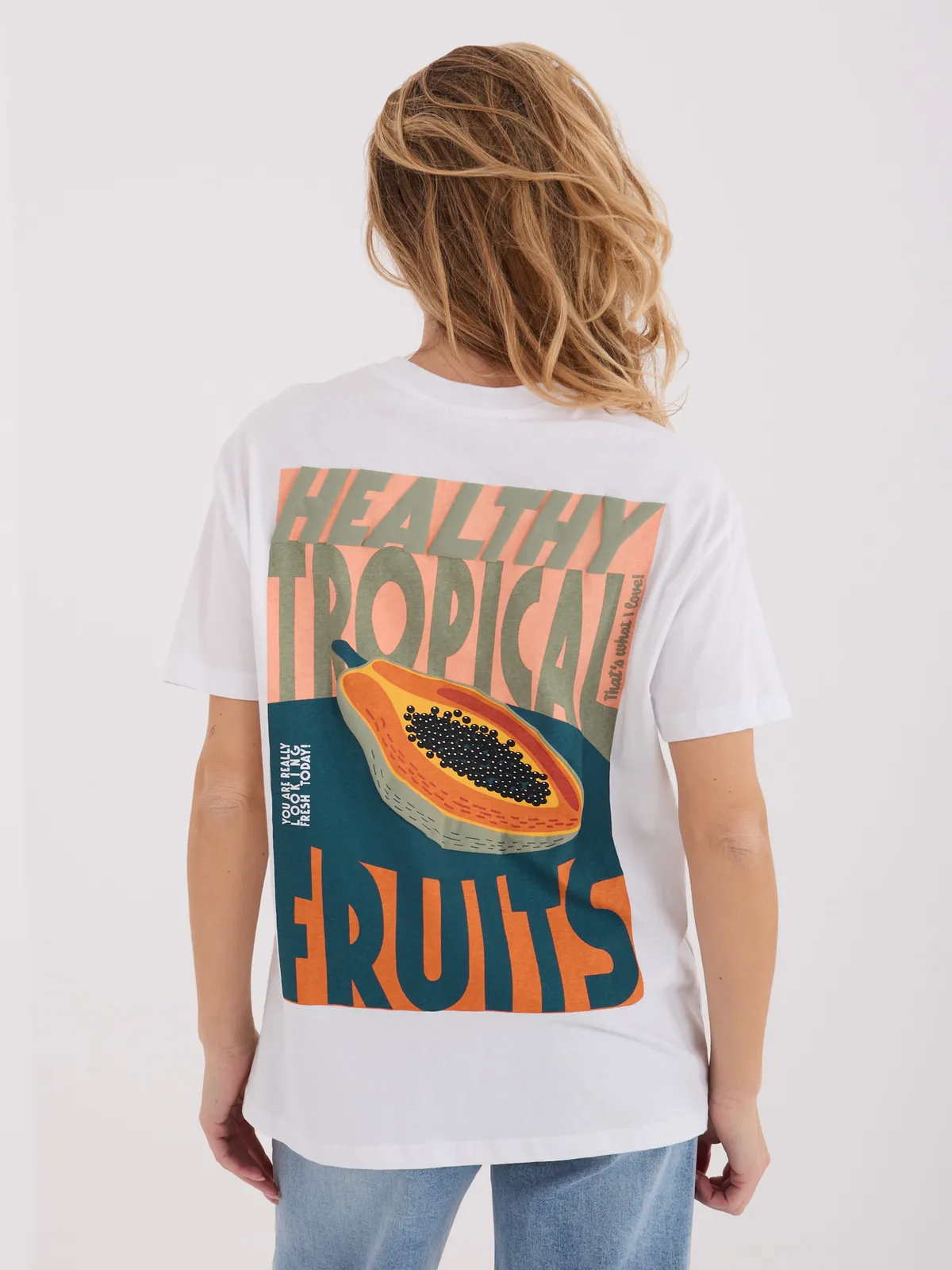 T-shirt oversize z wakacyjnym nadrukiem na plecach - zdjęcie 3