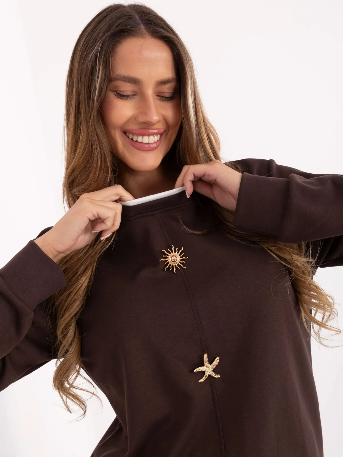 Casualowa bluza z ozdobnymi broszkami w kształcie gwiazd - zdjęcie 1