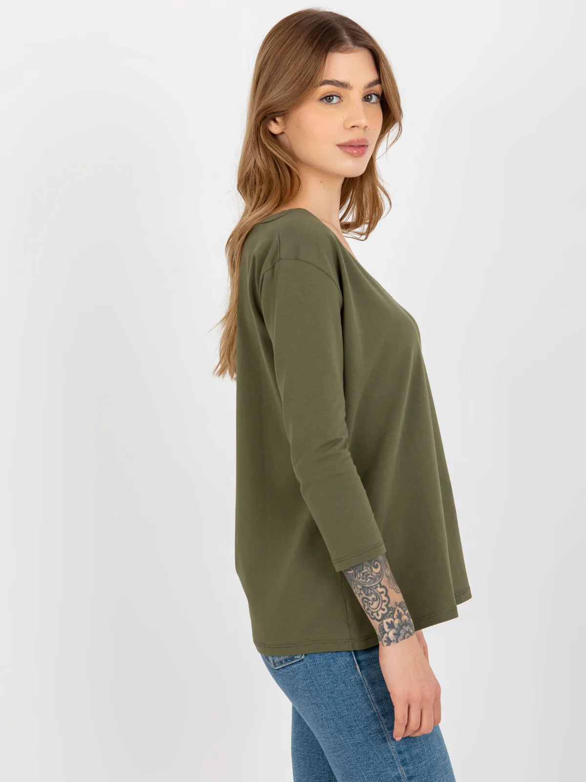 Khaki bawełniana bluzka basic z dekoltem w serek - zdjęcie 4