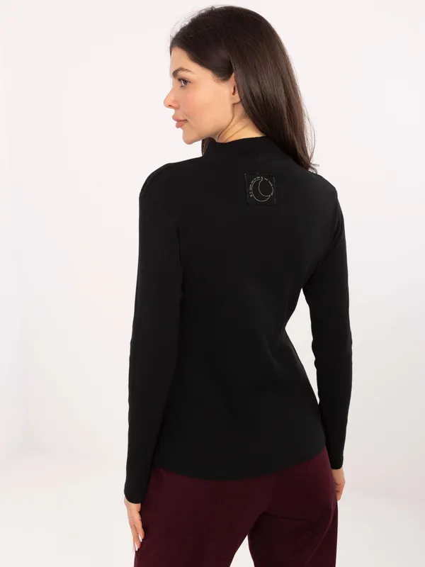 Dopasowana bluzka z półgolfem i ozdobną naszywką - widok 2