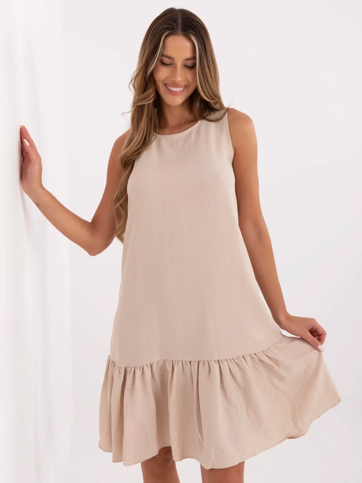 Sukienka mini o kroju oversize z falbaną - zdjęcie 1