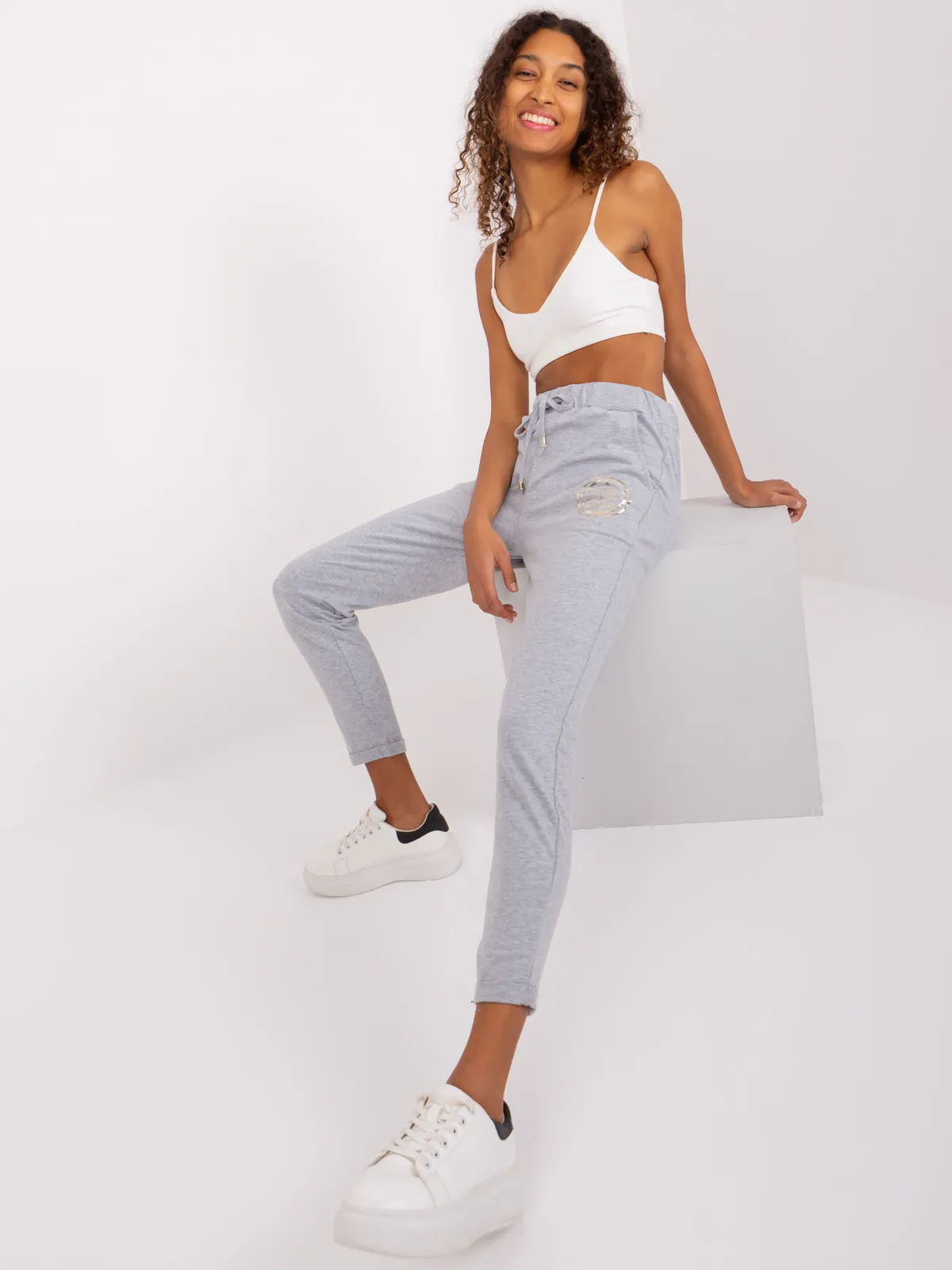 Wygodne spodnie dresowe z wiązaniem w pasie - zdjęcie 1