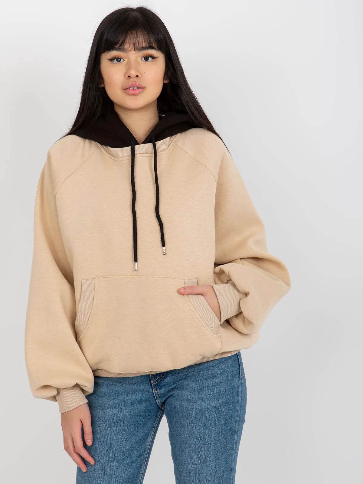 Beżowo-czarna luźna dresowa bluza basic z kapturem - zdjęcie 3