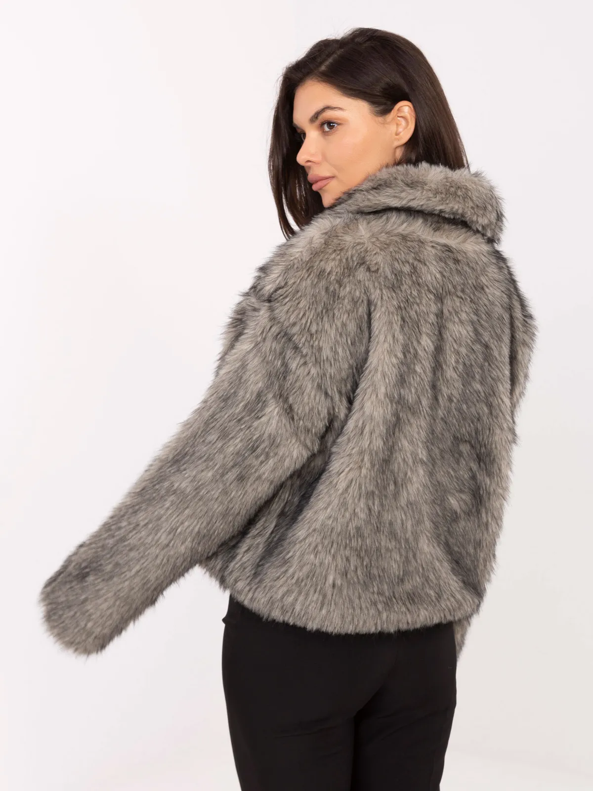 Krótka kurtka oversize z wykładanym kołnierzem - zdjęcie 1