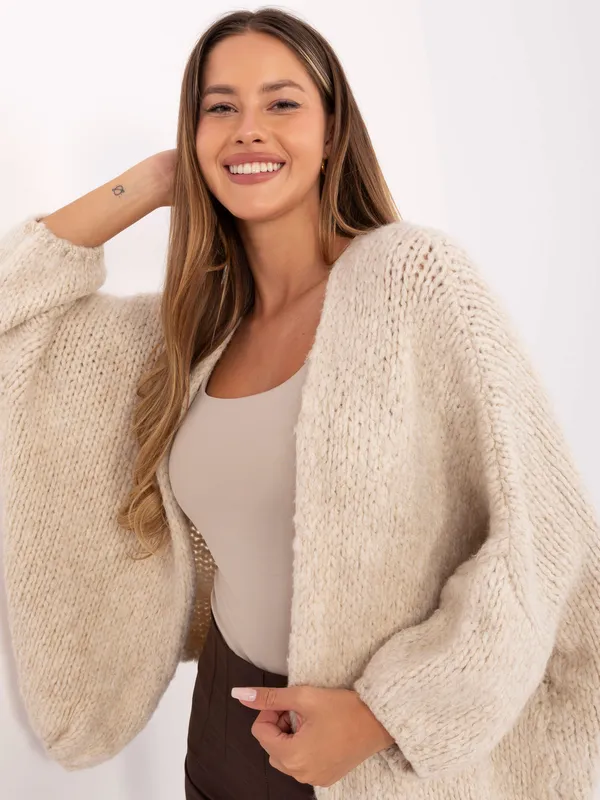 Krótki sweter o kroju oversize z warkoczowym splotem