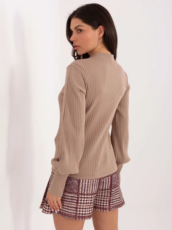 Prążkowana bluzka z półgolfem i bufiastymi rękawami
