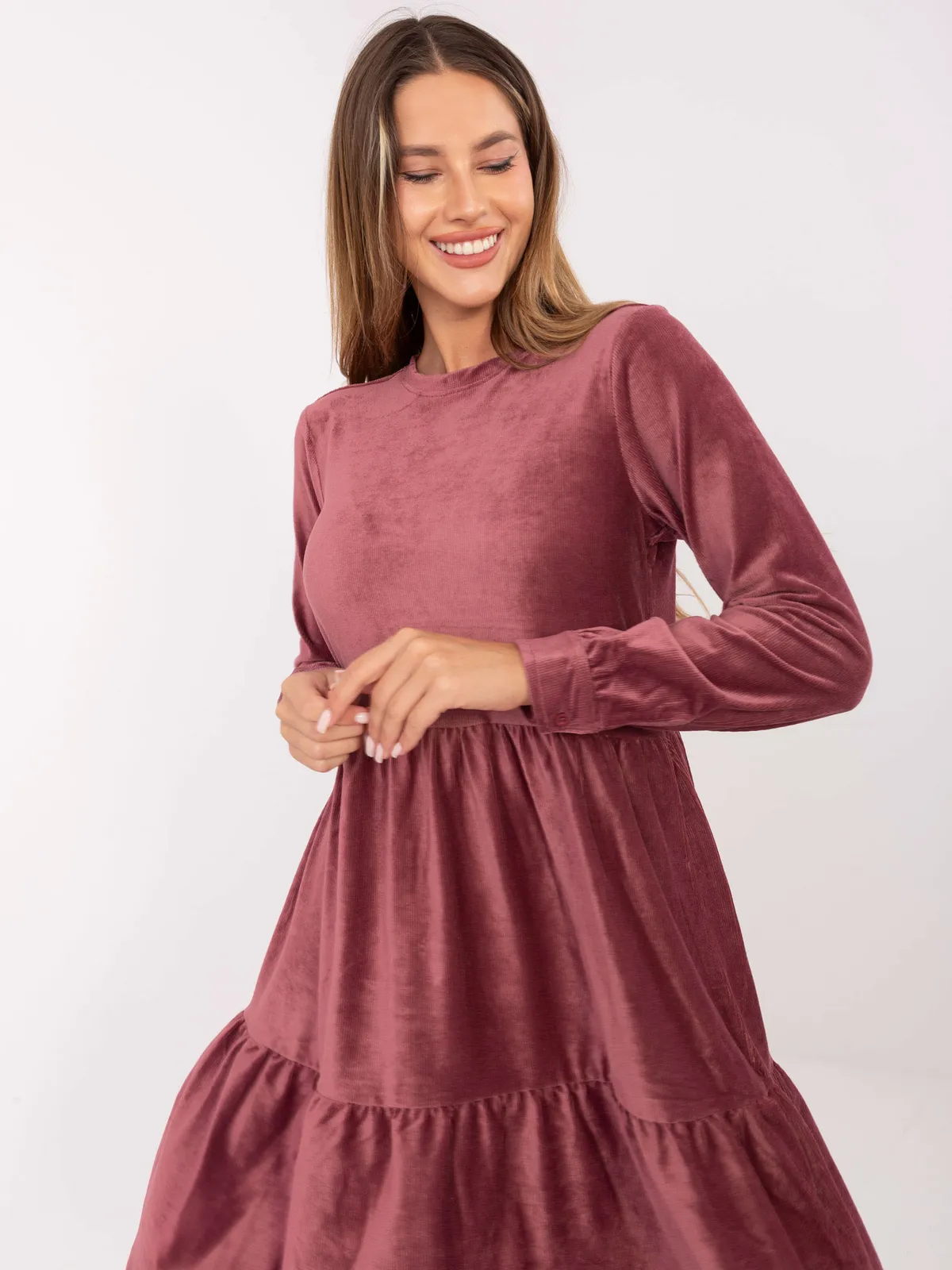Sukienka mini o kroju oversize z falbanami - zdjęcie 2