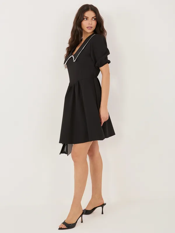 Dziewczęca sukienka z ozdobnym kołnierzykiem i bufkami