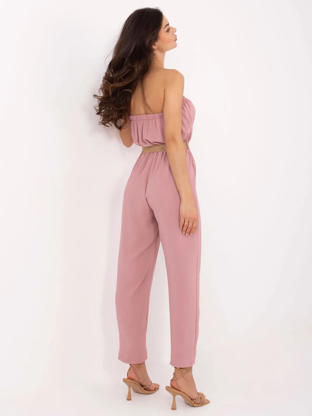 Kombinezon bez ramiączek z paskiem w talii - zdjęcie 1