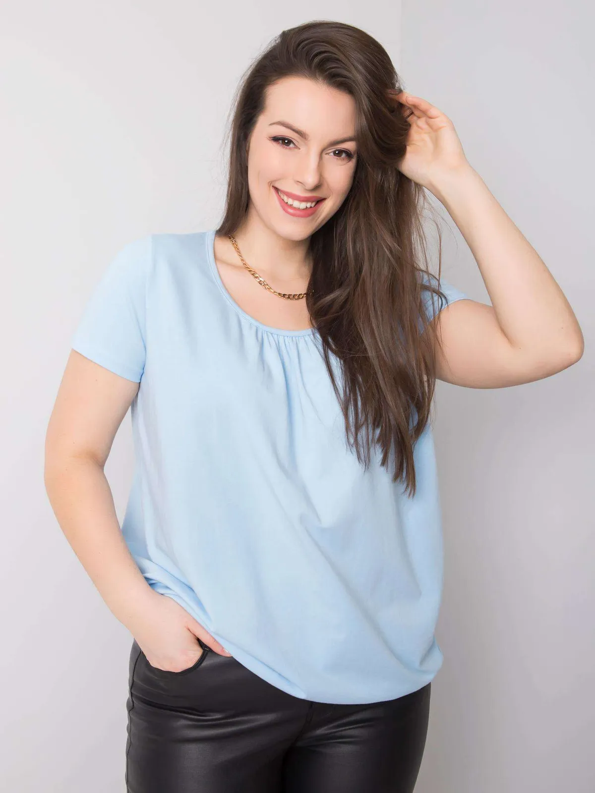 Jasnoniebieska bawełniana bluzka plus size - zdjęcie 8