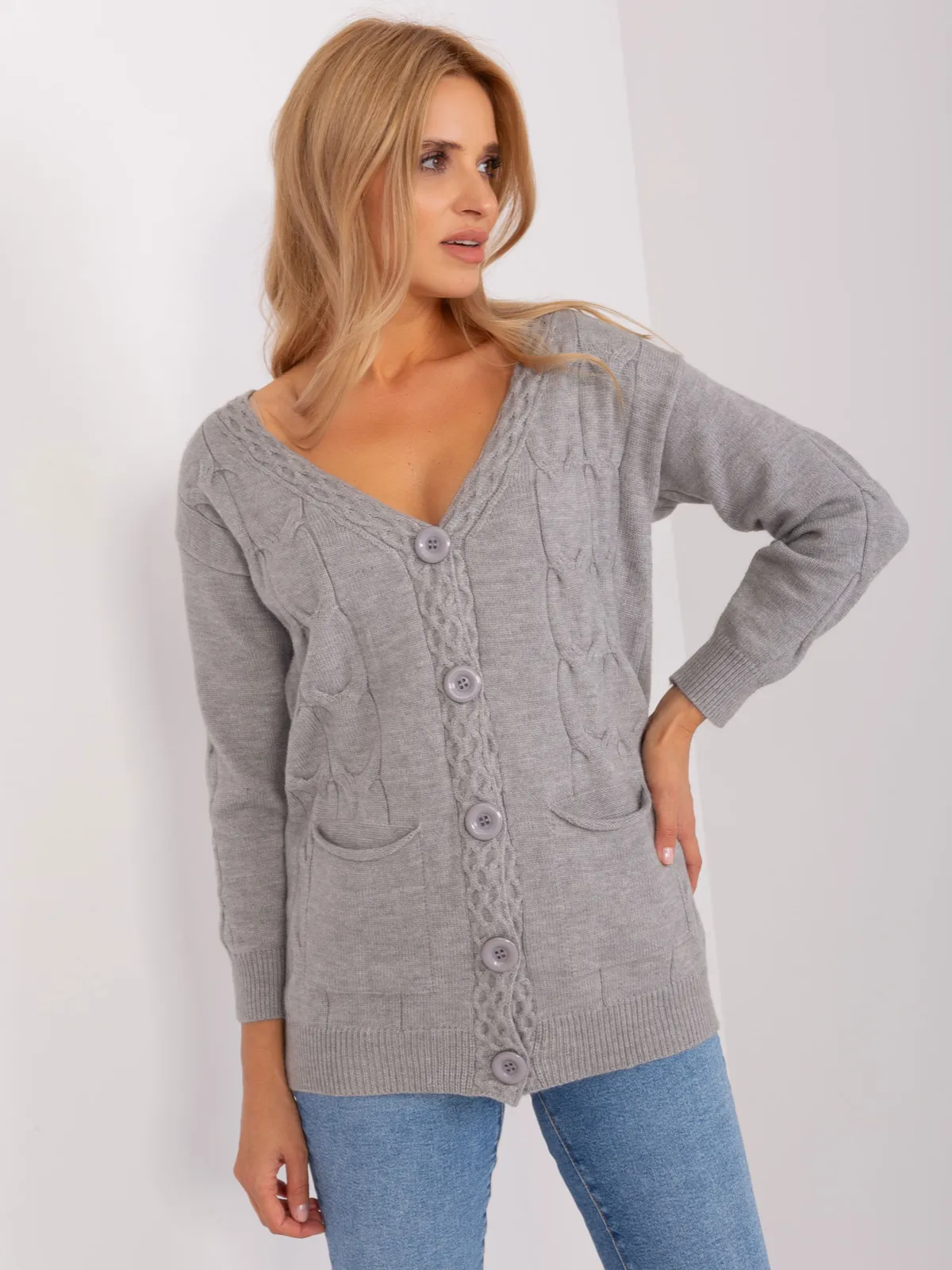 Camelowy sweter rozpinany z kieszeniami - zdjęcie 1